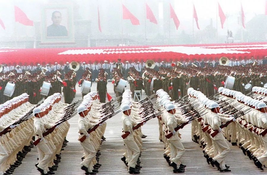 中國(guó)閱兵史上的霸氣瞬間，回顧1984年的閱兵盛況，中國(guó)閱兵史上的霸氣瞬間，回顧1984年閱兵盛況的震撼瞬間