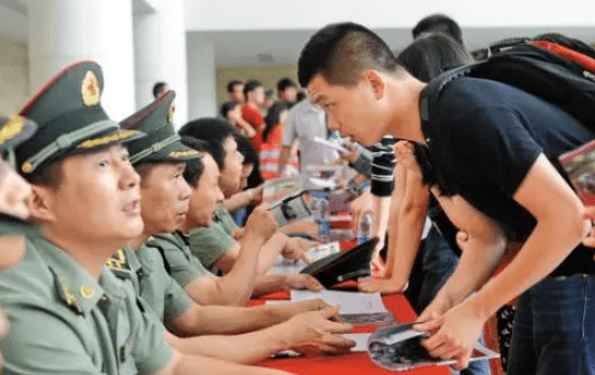 本科畢業(yè)大學(xué)生當兵政策2021，機遇與挑戰(zhàn)并存，本科畢業(yè)大學(xué)生當兵政策2021，機遇與挑戰(zhàn)并存解析