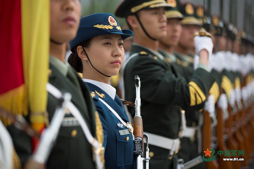 三軍儀仗隊(duì)女兵中隊(duì)，展現(xiàn)新時(shí)代巾幗英雄風(fēng)采，三軍儀仗隊(duì)女兵中隊(duì)，新時(shí)代巾幗英雄的風(fēng)采展現(xiàn)