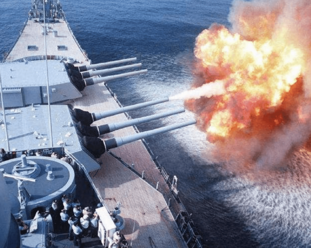 為什么岸炮打不過艦炮，深度解析背后的原因，岸炮與艦炮的較量，解析背后的原因與差異