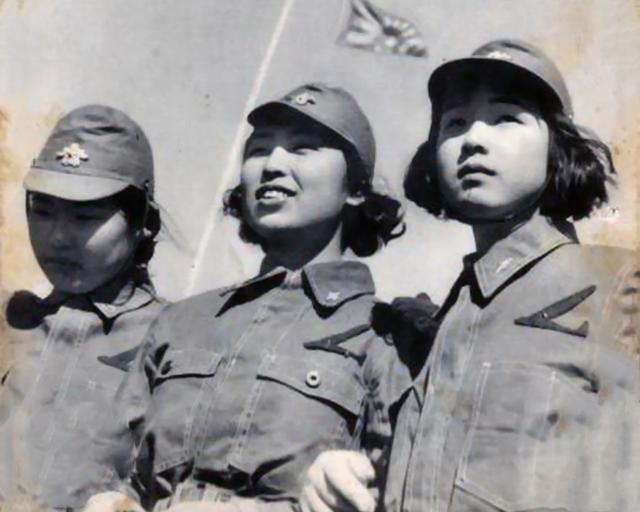 中國(guó)女兵敬禮圖片，展現(xiàn)力量與榮耀的象征，中國(guó)女兵敬禮，力量與榮耀的展現(xiàn)