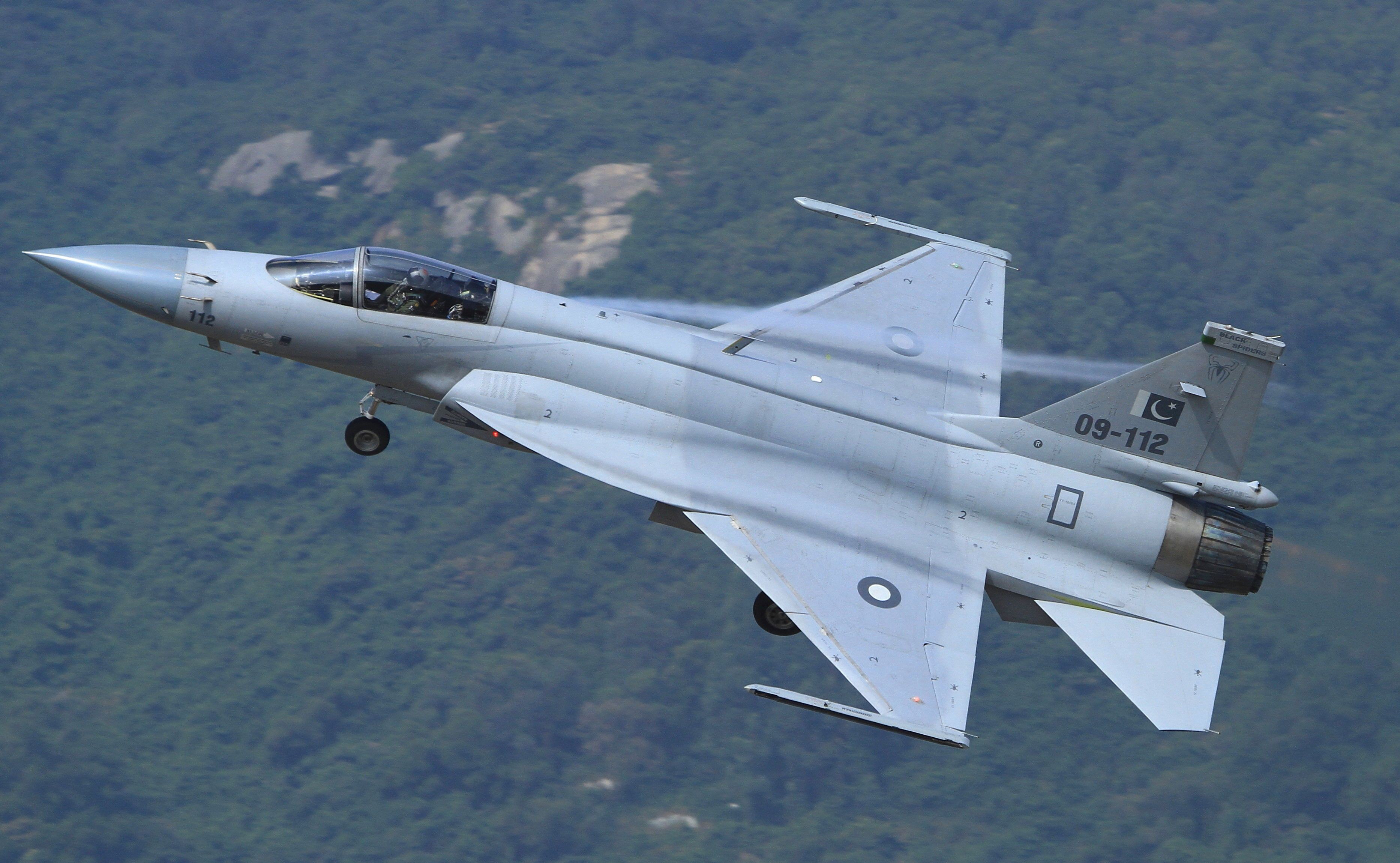梟龍戰(zhàn)斗機圖片，展現(xiàn)中國空軍力量的驕傲，梟龍戰(zhàn)斗機風(fēng)采，中國空軍力量的驕傲圖片展示