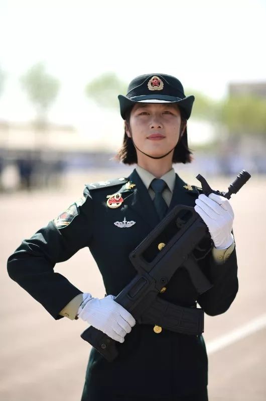 國(guó)慶閱兵最美女兵，榮光背后的堅(jiān)韌與毅力