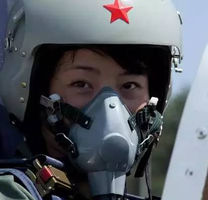 揭秘殲-10女飛行員犧牲真相，英雄背后的故事令人動容，揭秘殲-10女飛行員犧牲真相，英雄背后的感人故事