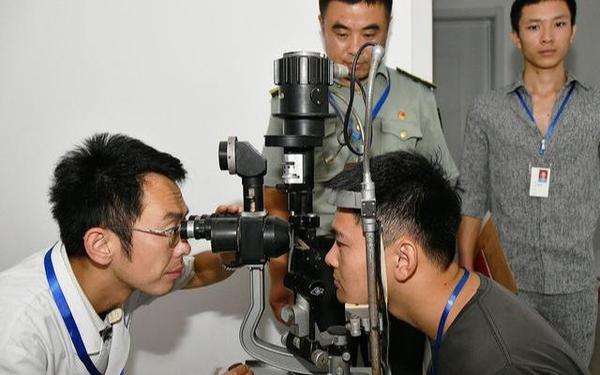 軍校近視眼能否報考？解讀相關(guān)政策和注意事項，軍校近視眼報考政策解讀及注意事項指南