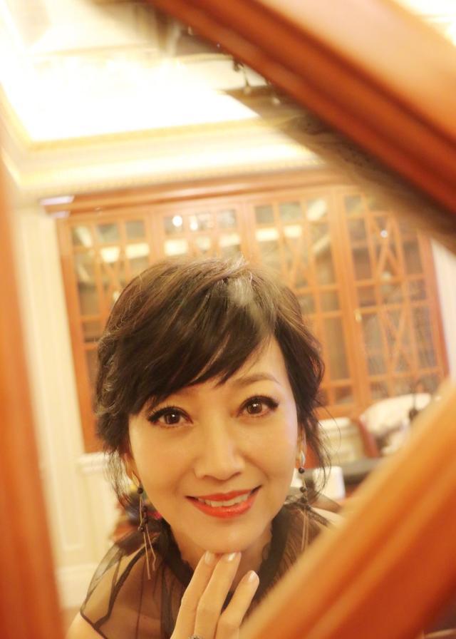 趙雅芝個(gè)人詳細(xì)簡(jiǎn)歷，趙雅芝，演藝生涯的傳奇人生簡(jiǎn)歷