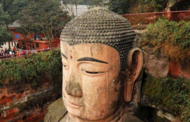 樂山大佛嚇?biāo)蓝嗌偃? width=