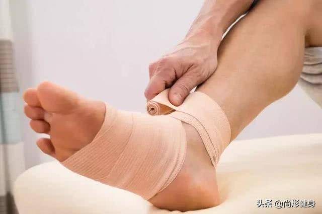 腳崴了腳側(cè)面鼓個包怎么辦？——全方位指南，腳崴后側(cè)面出現(xiàn)鼓包怎么辦？全方位指南幫你解決煩惱！